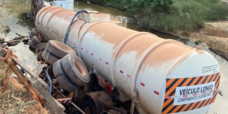 Ipaam atende ocorrência de tombamento de carreta que transportava combustível na Transamazônica