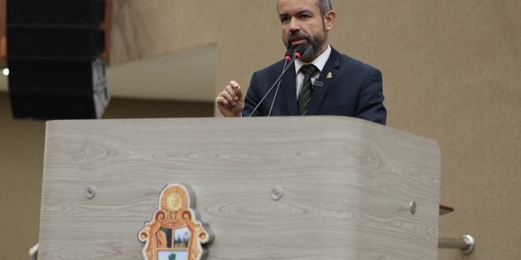 No mês de aniversário do ECA, Peixoto destaca PL destinados aos cuidados e segurança de crianças