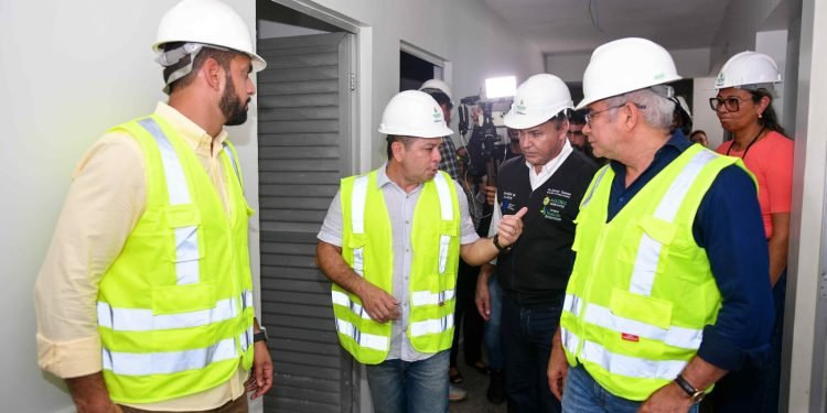 Governador em exercício Tadeu de Souza vistoria reforma do Caic do Alvorada, que terá agendamento online e atendimentos ampliados