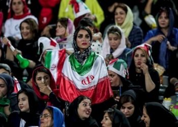 Mulheres poderão ver futebol em estádios no Irã após 40 anos