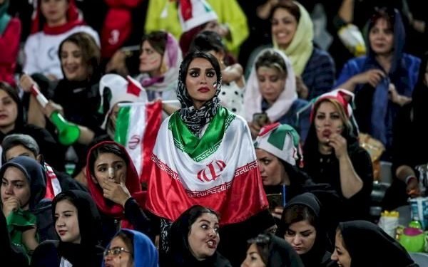 Mulheres poderão ver futebol em estádios no Irã após 40 anos