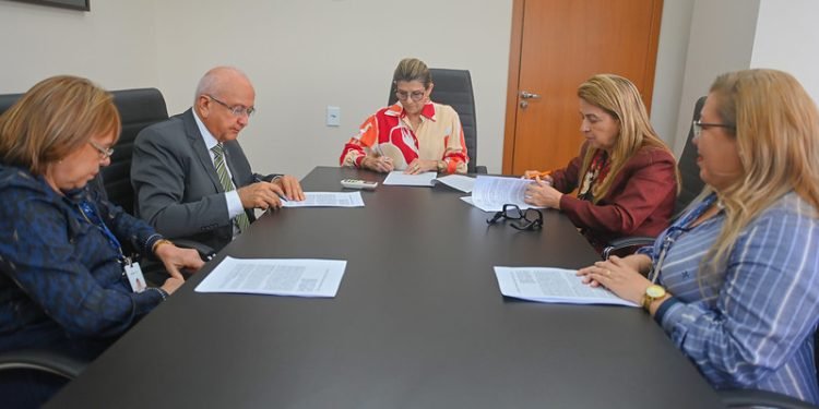 TJAM e Senac firmam acordo para oferecer cursos a mulheres vítimas de violência doméstica