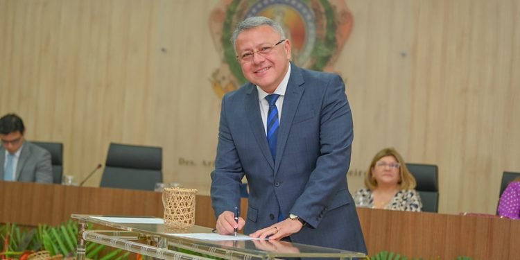 Juiz Gildo Carvalho toma posse como presidente da Associação dos Magistrados do Amazonas