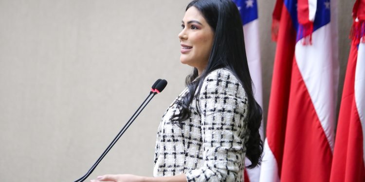 Deputada Mayra Dias apresenta PL de incentivo à amamentação no primeiro dia após recesso parlamentar