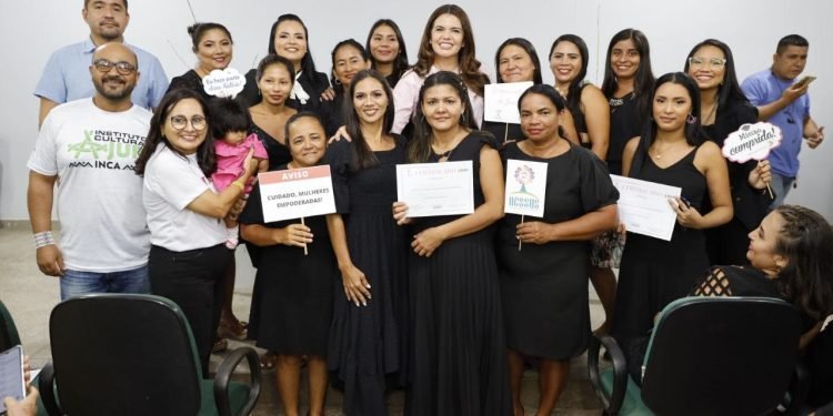 Emenda indicada por Alessandra Campelo capacita 100 mulheres do “Projeto Elas Empreendem”, da ACSSUS de Parintins