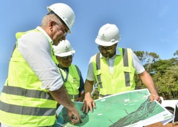 Wilson Lima vistoria obra de reforma e ampliação da AM-352 e destaca importância da rodovia para economia da região