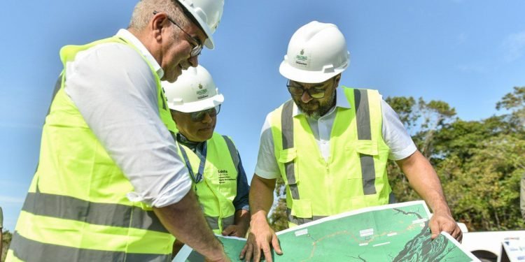 Wilson Lima vistoria obra de reforma e ampliação da AM-352 e destaca importância da rodovia para economia da região