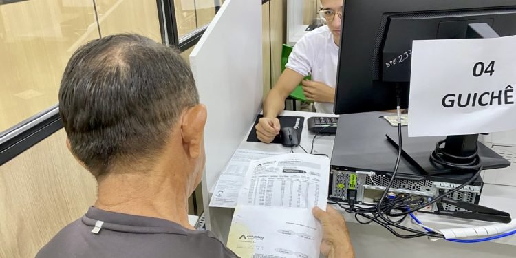 Nudecon realiza mutirão para atender demandas de água e energia, em Manaus