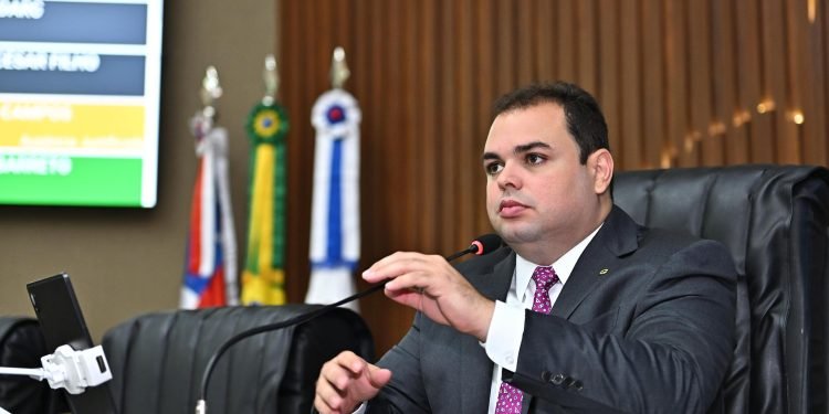 Aleam aprova Projetos de Lei de Roberto Cidade que estabelecem mecanismos de proteção à mulher e plano de ação para mudanças climáticas