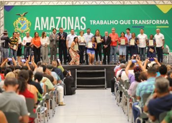 Wilson Lima entrega 355 títulos de imóveis e reassenta famílias das comunidades da Sharp e Manaus 2000