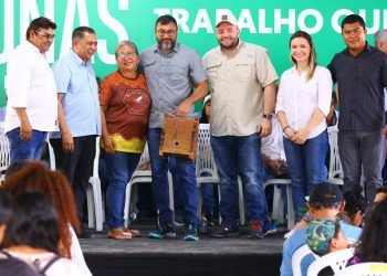 Governo do Amazonas entrega fomento a produtores rurais de Rio Preto da Eva