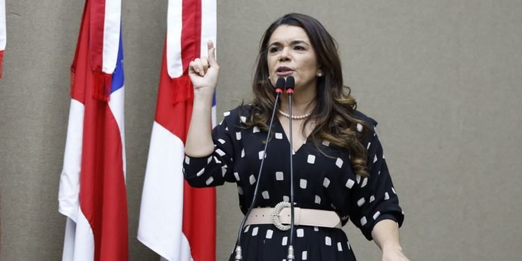 Deputada Alessandra Campelo denuncia Simão Peixoto por perseguição a servidores da saúde de Borba