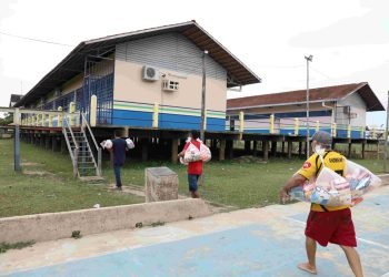 Governo do Amazonas retoma o Merenda em Casa e alunos impactados pela estiagem recebem alimentos