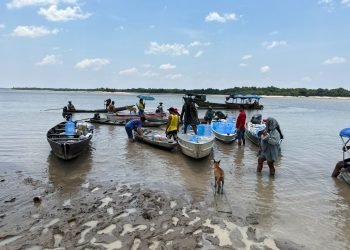 Prefeitura de Manaus entrega água potável e 1,2 mil kits de alimentos e higiene para ribeirinhos atingidos por seca histórica