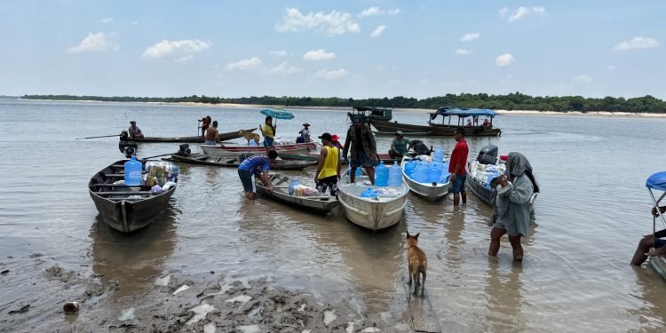 Prefeitura de Manaus entrega água potável e 1,2 mil kits de alimentos e higiene para ribeirinhos atingidos por seca histórica