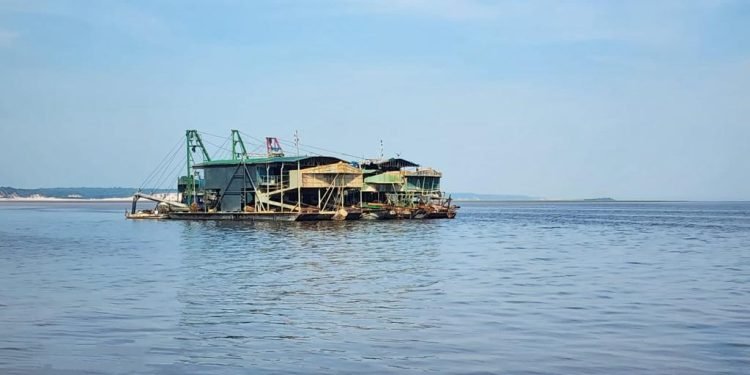 Ipaam multa em R$ 200 mil estaleiro que fazia reparos em dragas de garimpo