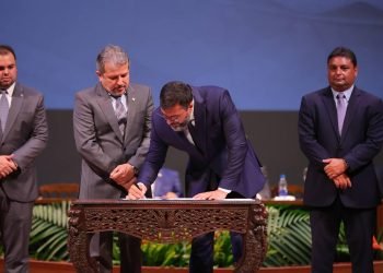 Wilson Lima assina Pacto pela Consciência Vacinal e destaca desafios para distribuição de imunizantes no AM