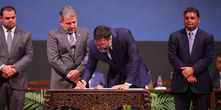 Wilson Lima assina Pacto pela Consciência Vacinal e destaca desafios para distribuição de imunizantes no AM