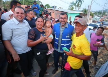 Moradores da comunidade Coliseu I comemoram obras do Asfalta Amazonas