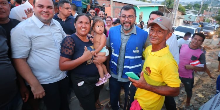 Moradores da comunidade Coliseu I comemoram obras do Asfalta Amazonas