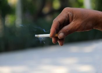 Justiça proíbe uso de cigarro por pai fumante durante visita a bebê