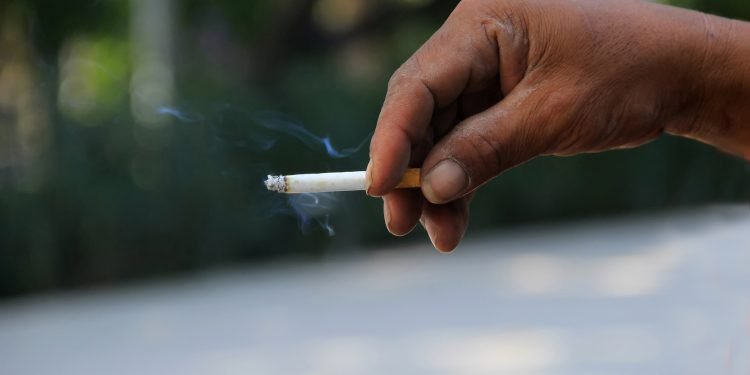 Justiça proíbe uso de cigarro por pai fumante durante visita a bebê