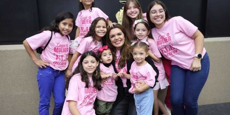 Acenando ao futuro, deputada Alessandra Campelo reúne meninas e apresenta balanço da Procuradoria da Mulher da ALEAM