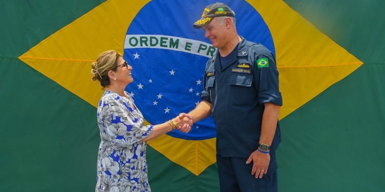Presidente do TJAM e comandante do 9.º Distrito Naval projetam parcerias para a viabilização de atendimentos e serviços destinados à população do interior do AM