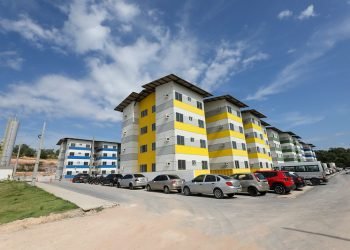 Famílias escolhem apartamentos no Residencial Ozias Monteiro II, onde irão morar