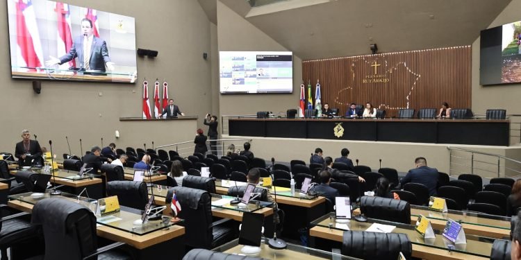 Deputados da Assembleia Legislativa do Amazonas debatem atraso no pagamento de terceirizados da Seduc