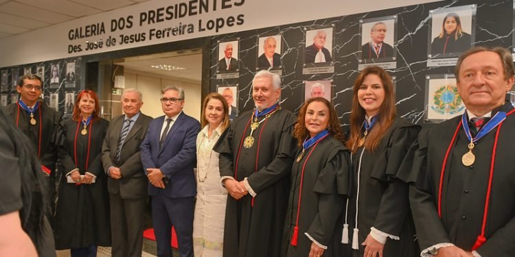 Membros do TJAM prestigiam inauguração da Galeria de Presidentes do TRE/AM