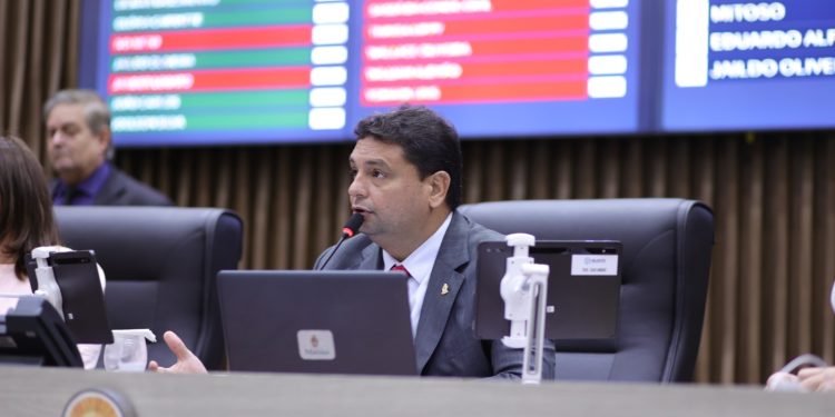 De autoria de Caio André, projeto que combate racismo em eventos esportivos avança na CMM