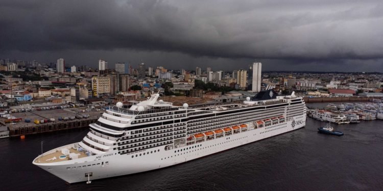 MSC Poesia chega em Manaus com 3 mil turistas