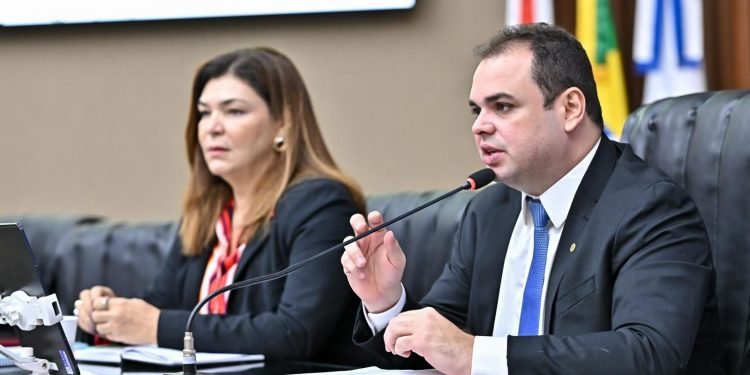 Entra em vigor lei de Roberto Cidade que reforça atendimento à mulher com endometriose 