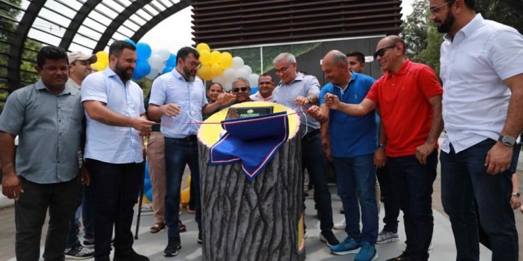 Em Novo Airão, Wilson Lima concede mais de 120 títulos definitivos de moradia e realiza entregas que somam R$ 34 milhões