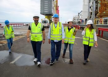 Governo do Amazonas acompanha a chegada do primeiro navio com materiais para o complexo termelétrico Azulão