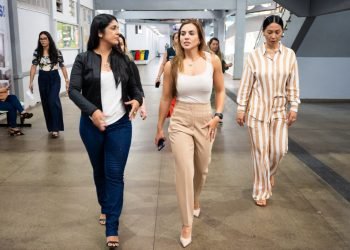 Deputada Débora Menezes fiscaliza Policlínica Codajás