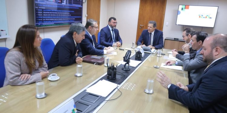 Em reunião com ministro da Fazenda, Wilson Lima recebe garantia de incentivo à ZFM na regulamentação da reforma tributária