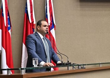 Roberto Cidade comanda votação em que foi aprovado reajuste salarial para os servidores do Legislativo Estadual