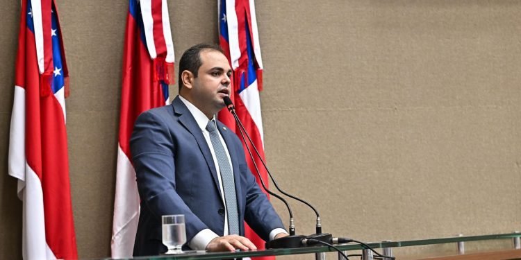 Roberto Cidade comanda votação em que foi aprovado reajuste salarial para os servidores do Legislativo Estadual