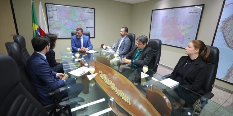 Wilson Lima apresenta mercado de carbono e iniciativas sustentáveis do Amazonas à embaixadora polonesa no Brasil