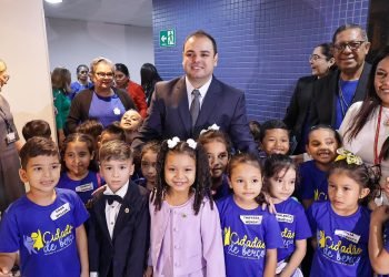 Crianças do projeto ‘Cidadão do Berço’, implantado na presidência de Roberto Cidade, entregam a carta ‘Mais Amor Aqui’