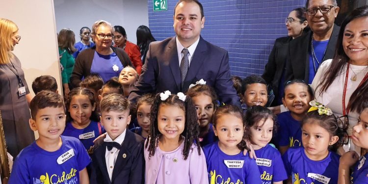 Crianças do projeto ‘Cidadão do Berço’, implantado na presidência de Roberto Cidade, entregam a carta ‘Mais Amor Aqui’