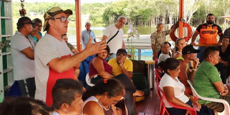 GT dos Flutuantes da DPE-AM realiza primeira visita com moradores e comerciante do Tarumã-Açu