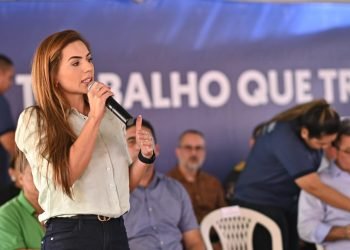 Débora Menezes participa de entrega de veículos e equipamentos para segurança pública