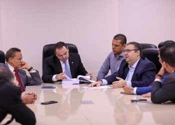 Presidente Roberto Cidade recebe do secretário da Sefaz, Alex Del Giglio, o Relatório de Gestão Anual/2023 da pasta