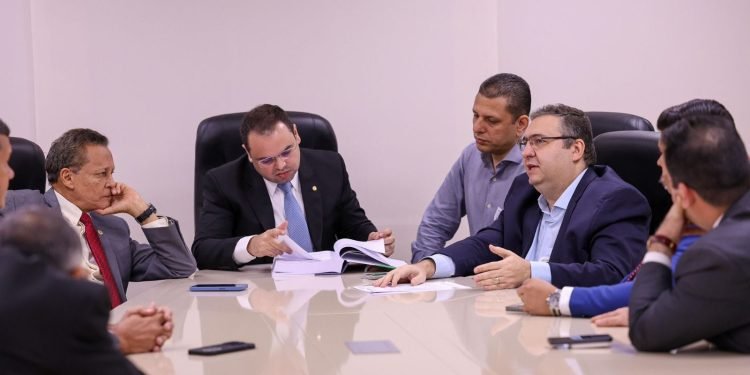 Presidente Roberto Cidade recebe do secretário da Sefaz, Alex Del Giglio, o Relatório de Gestão Anual/2023 da pasta