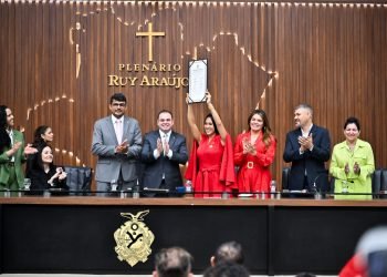 Roberto Cidade outorga a Medalha Ruy Araújo à cunhã-poranga Isabelle Nogueira