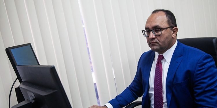 Justiça condena instituições bancárias a indenizar consumidora após golpe financeiro em pagamento via Pix