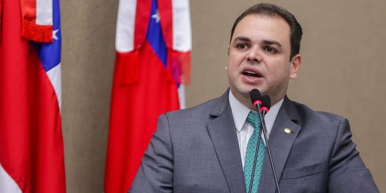 Lei de Roberto Cidade isenta de pagamento de taxaspara emissão da 2ª via de documentos danificados por ocorrência de desastres naturais